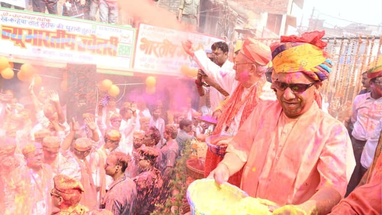 Watch: UP CM Adityanath Celebrates Holi, Participates In Traditional ‘Phag Songs’