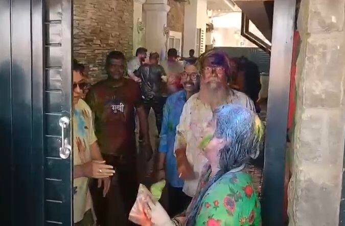 शर्मिला ठाकरे यावेळी राज ठाकरेंना रंग लावताना दिसल्या.