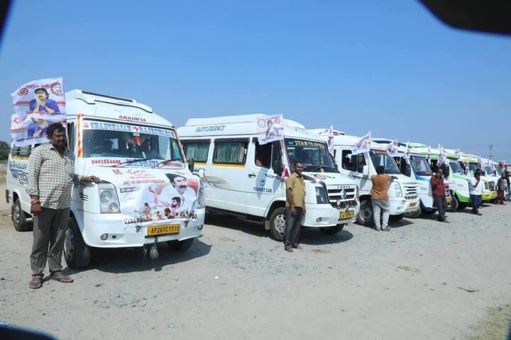 జనసేన అధ్యక్షుడు అయిన పవన్ కళ్యాణ్ డిప్యూటీ సీఎంగానూ ఉండటం పార్టీలో జోష్ నింపుతోంది. మరో ఇద్దరు మంత్రులు నాదెండ్ల మనోహర్, కందుల దుర్గేష్ జనసేన నుంచి సేవలు అందిస్తున్నారు.