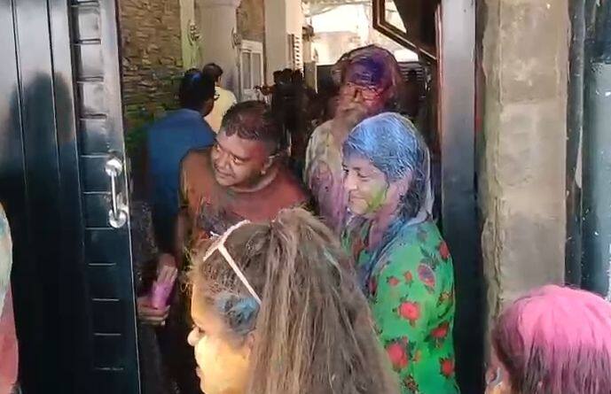 अमित ठाकरेंनी शिवाजी पार्कात आलेल्या नागरिकांसोबतही धुळवड साजरी केली.