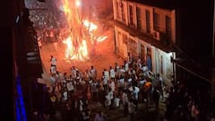 Holi Celebration 2025 : महाड शहरात देव-दानवाच्या युद्धाची अनोखी परंपरा; दोन गटांत गरम निखारे फेकून केलं जातं युद्ध