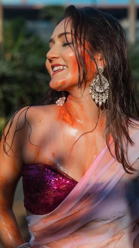 टीवी की राधा ने खेली खूब होली, भीगी साड़ी में दिए कातिल पोज