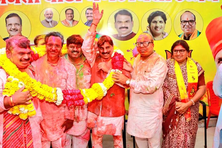 उन्होंने बताया कि होली पर साधु संतों की ओर से आशीर्वाद मिला है. बीजेपी कार्यालय में भी होली मिलन समारोह का कार्यक्रम रखा गया था. मुख्यमंत्री ने बीजेपी कार्यालय पहुंचकर कार्यकर्ताओं के साथ होली खेली.