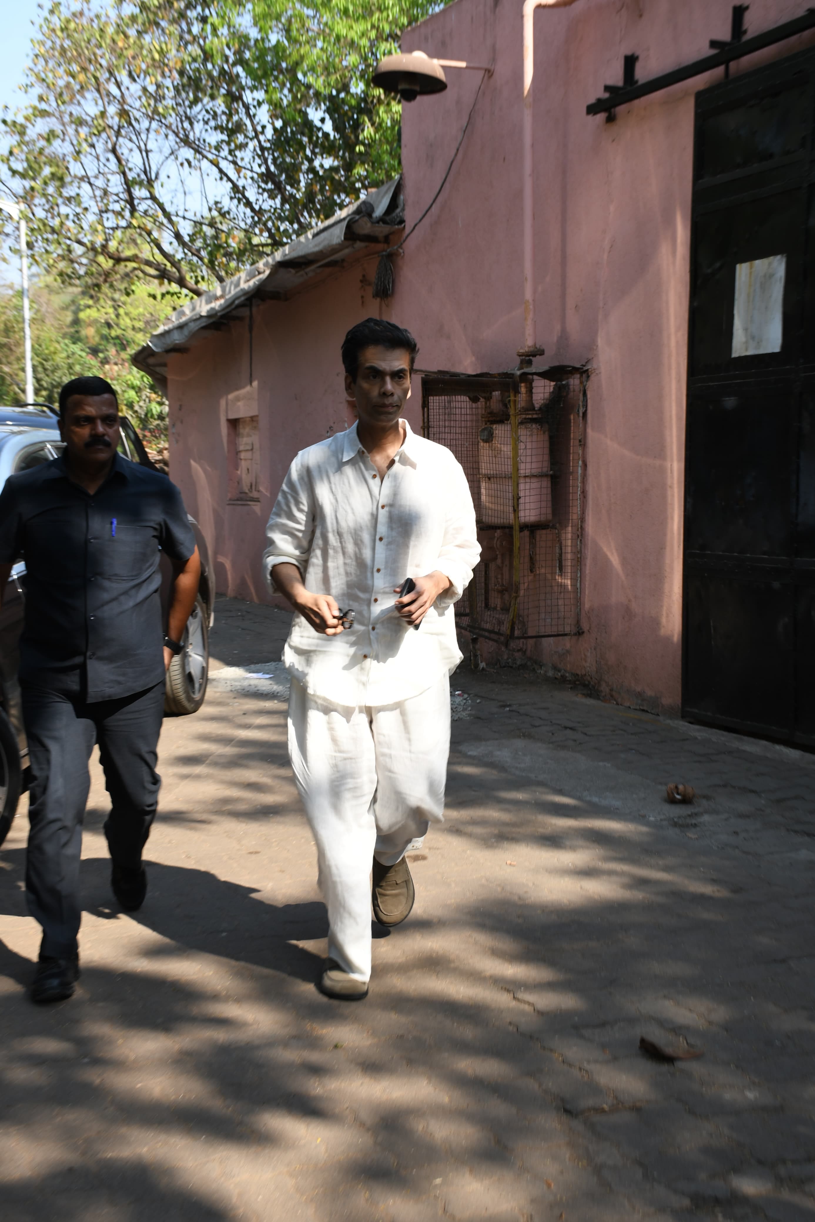 रणबीर कपूर ने दिया देब मुखर्जी की अर्थी को कंधा, अंतिम दर्शन करने पहुंचे ये सितारे