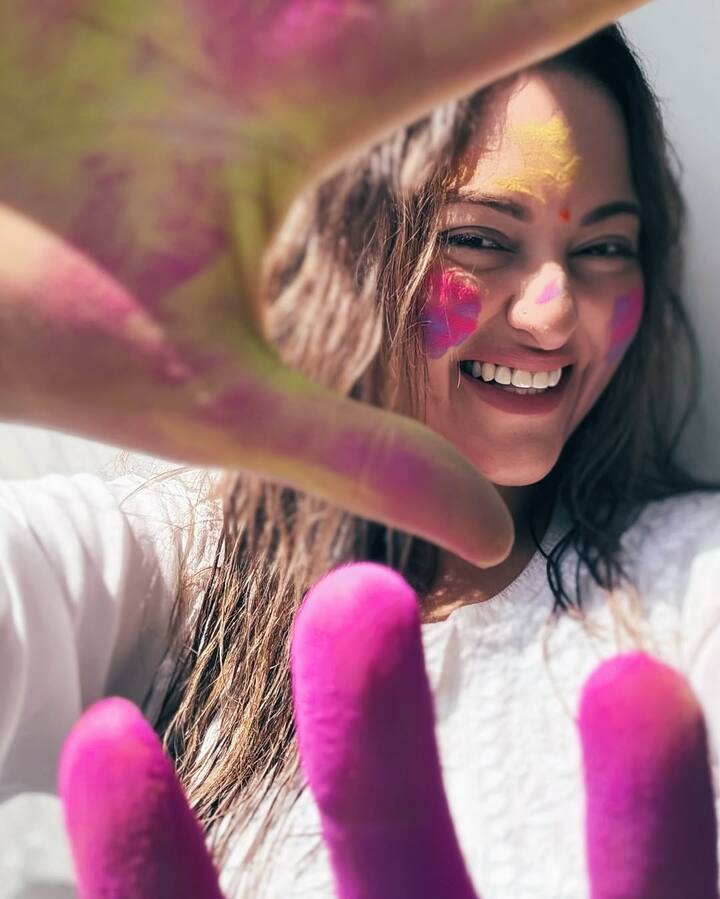 The Heeramandi actress looked striking in traditional jewelry, including a golden headpiece, bangles, and rings.