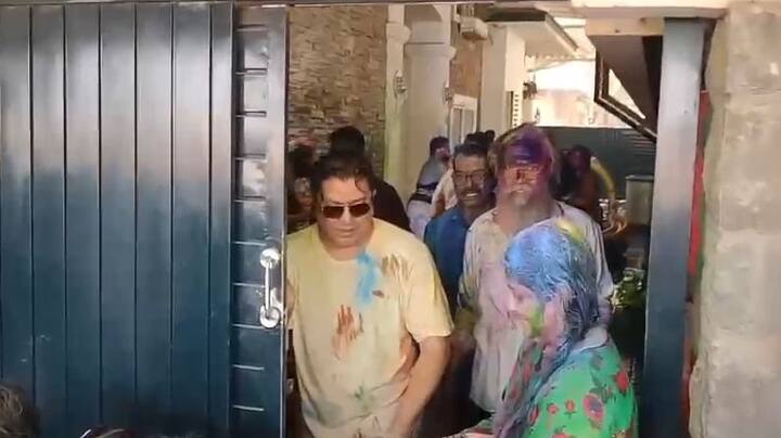 राज ठाकरेंनी उपस्थित असणाऱ्या सर्वांना धुळवडीच्या शुभेच्छा दिल्या.