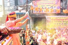 CM Yogi Adityanath में गोरखपुर में यूं खेली होली, सामने आईं 8 खास तस्वीरें, देखें यहां