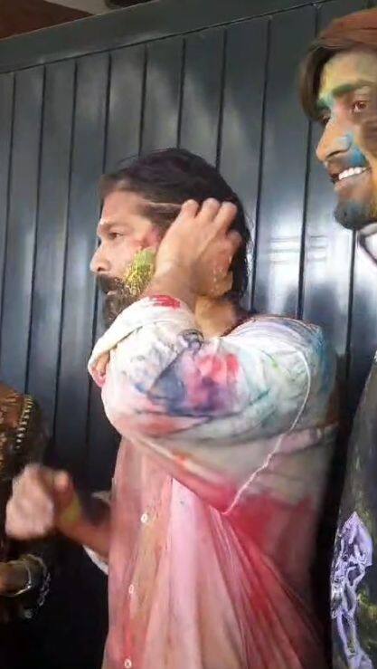 अमित ठाकरेंनी उपस्थित असणाऱ्या कार्यकर्त्यांसोबत फोटोही काढले.