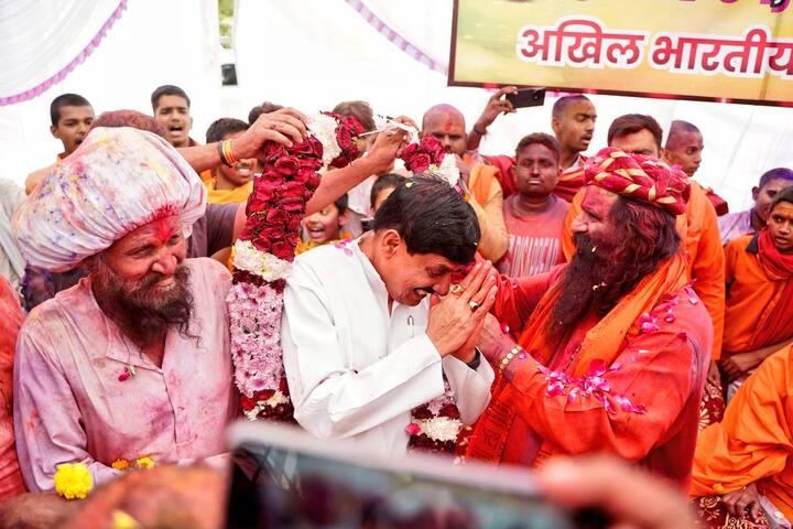 उन्होंने साधु संतों को होली पर्व की बधाई देते हुए सिंहस्थ 2028 को सफल बनाने का आह्वान किया. मुख्यमंत्री ने बताया कि सिंहस्थ की सफलता में अखाड़ा परिषद का सहयोग सबसे ज्यादा अपेक्षित है.