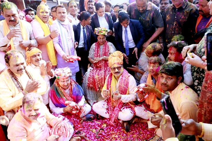 Delhi BJP President Virendra Sachdeva, Rekha Gupta, and other BJP workers also celebrated the festival at the Delhi BJP office. BJP MP Manoj Tiwari hosted a Holi gathering at his residence in the national capital. (Photo: PTI)