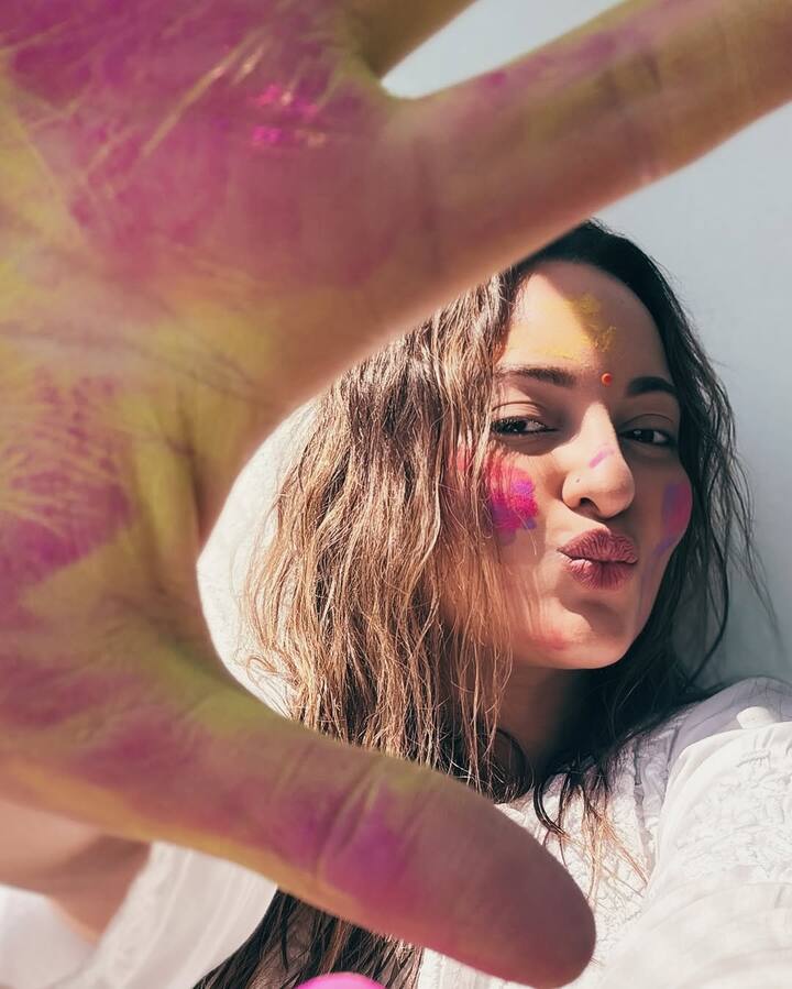 She added, (“Comments mein thoda relax karo…@iamzahero Mumbai mein hai, aur mein shoot pe hu isiliye saath mein nahi hai…thanda paani dalo sar pe.”)