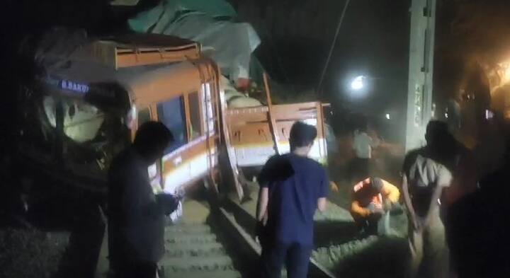 अपघात झाला असला तरी जीवितहानी मात्र झाली नसल्याची सध्या माहिती आहे.