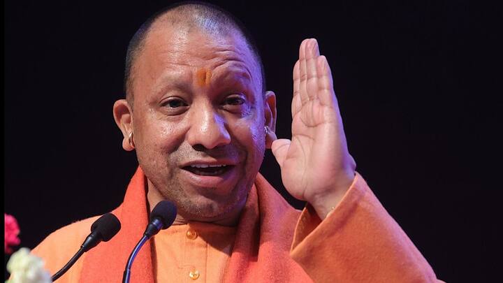 उत्तर प्रदेश में अब सिर्फ महिला मुखिया के नाम पर ही आवास योजना के तहत घर बनाने को मंजूरी दी जाएगी. यानी अगर किसी घर का मुखिया पुरुष है. तो उसे योजना के तहत तबतक लाभ नहीं मिलेगा. जब तक कि वह किसी महिला का नाम मुखिया के तौर पर नहीं जुड़वाता. महिलाओं को सशक्त करने के लिए सरकार ने यह कदम उठाया है.