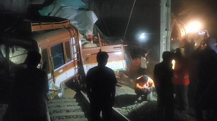 बोदवडजवळ झालेल्या ट्रक आणि अमरावती एक्सप्रेसच्या अपघातामुळे नागपूर भुसावळ रेल्वे वाहतूक दोन्ही बाजूने ठप्प झाल्या आहेत.