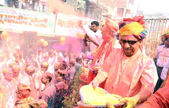 આ પહેલા સીએમ યોગીએ પણ એક કાર્યક્રમમાં વિપક્ષ પર ગંભીર આરોપ લગાવ્યા હતા. મુખ્યમંત્રીએ કહ્યું કે તે લોકો કોણ છે જે આપણને વિભાજીત કરવાનું કામ કરી રહ્યા છે, આ એ જ લોકો છે જેમણે શ્રી અયોધ્યા ધામમાં શ્રી રામ મંદિરનો વિરોધ કર્યો હતો. આ એ જ લોકો છે જે ગાયની તસ્કરીમાં સામેલ હતા અને ગાયના હત્યારાઓને આશ્રય આપતા હતા અને તેમને સત્તામાં ભાગીદાર બનાવતા હતા. આ એ જ લોકો છે જે કહે છે કે ભારત ક્યારેય 'વિકસિત ભારત' ન બની શકે.