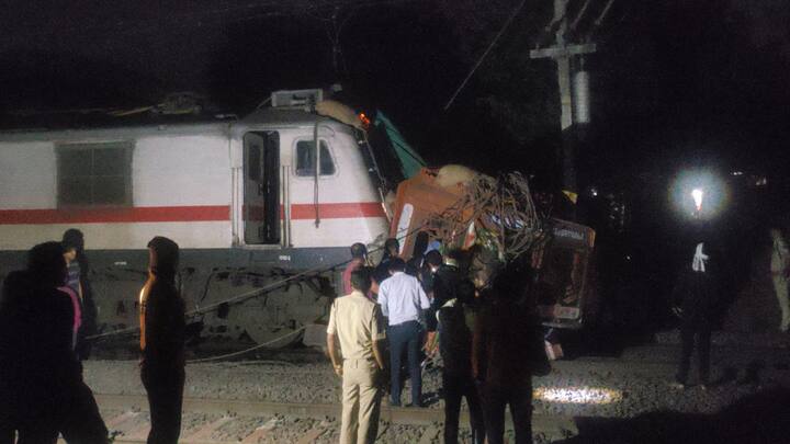 जळगाव जिल्ह्यातील बोदवड रेल्वे स्थानकाच्या जवळ मुंबई-अमरावती एक्सप्रेससमोर ट्रक आल्याने मोठा अपघात झाला.