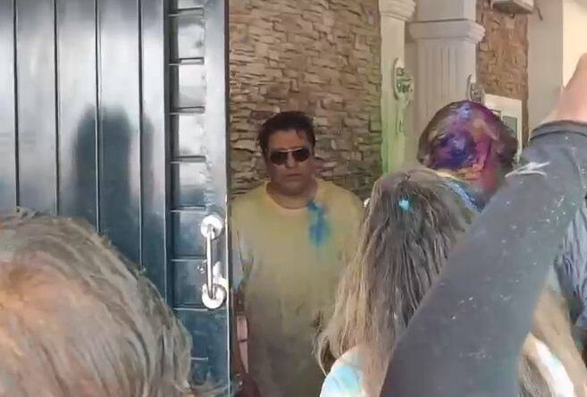 राज ठाकरे यावेळी टी-शर्टवर दिसले.