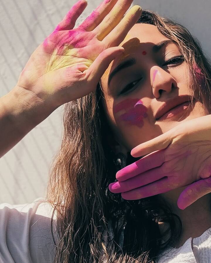 In these photos, the actress is seen posing fiercely and is seen showing her excitement about Holi. But anywhere in these pictures, her husband Zaheer Iqbal is not visible.