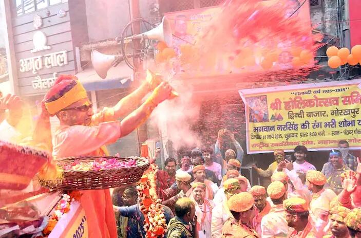ઉત્તર પ્રદેશના મુખ્યમંત્રી યોગી આદિત્યનાથે ગોરખપુરમાં હોળી રમી હતી.