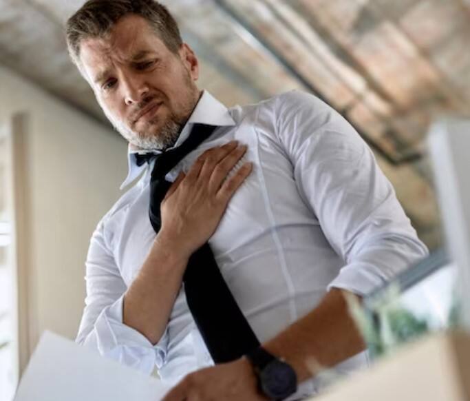 ਜੀਵਨਸ਼ੈਲੀ ਦੇ ਕਾਰਕ ਜਿਵੇਂ ਕਿ ਅਨਿਯਮਿਤ ਖਾਣ-ਪੀਣ ਦੀਆਂ ਆਦਤਾਂ, ਜੰਕ ਫੂਡ ਦਾ ਸੇਵਨ, ਸਿਗਰਟਨੋਸ਼ੀ, ਸ਼ਰਾਬ, ਕੋਲੈਸਟ੍ਰੋਲ, ਸ਼ੂਗਰ, ਹਾਈ ਬਲੱਡ ਪ੍ਰੈਸ਼ਰ, ਮੋਟਾਪਾ ਅਤੇ ਤਣਾਅ ਵਰਗੀਆਂ ਸਥਿਤੀਆਂ ਨੌਜਵਾਨ ਆਬਾਦੀ ਵਿੱਚ ਦਿਲ ਦੇ ਦੌਰੇ ਦੇ ਜੋਖਮ ਨੂੰ ਵਧਾਉਂਦੀਆਂ ਹਨ।