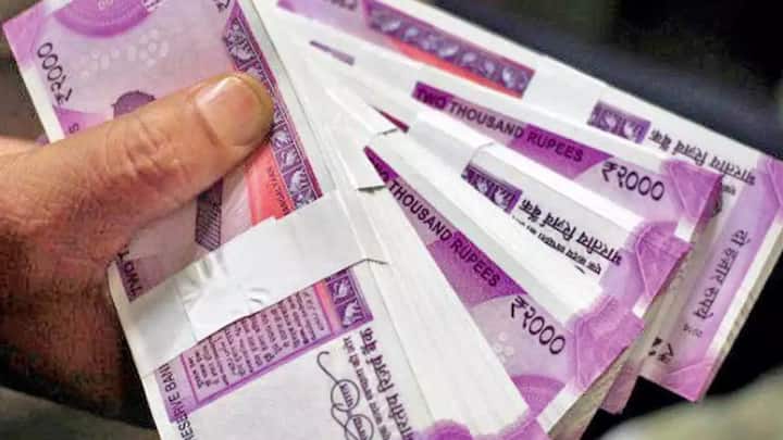 पोर्टेबल एसी की कीमत की बात की जाए तो यह स्प्लिट एसी और विंडो एसी की तुलना में थोड़े सस्ते होते हैं. मार्केट में आपको पोर्टेबल एसी 25 हजार रुपये से लेकर 40 हजार रुपये तक की कीमत के मिल जाएंगे. आप अपनी जरूरत के हिसाब से चुन सकते हैं.