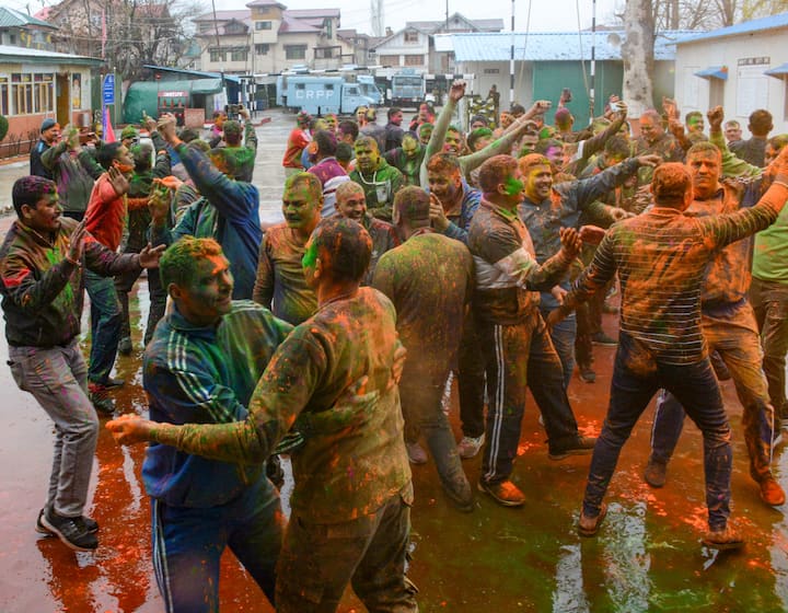 अधिकारियों ने बताया कि कश्मीर के अन्य हिस्सों में हल्की से मध्यम बारिश दर्ज की गई. शुक्रवार को होली के दिन लोग बारिश में रंगों का त्योहार मनाते दिखे.
