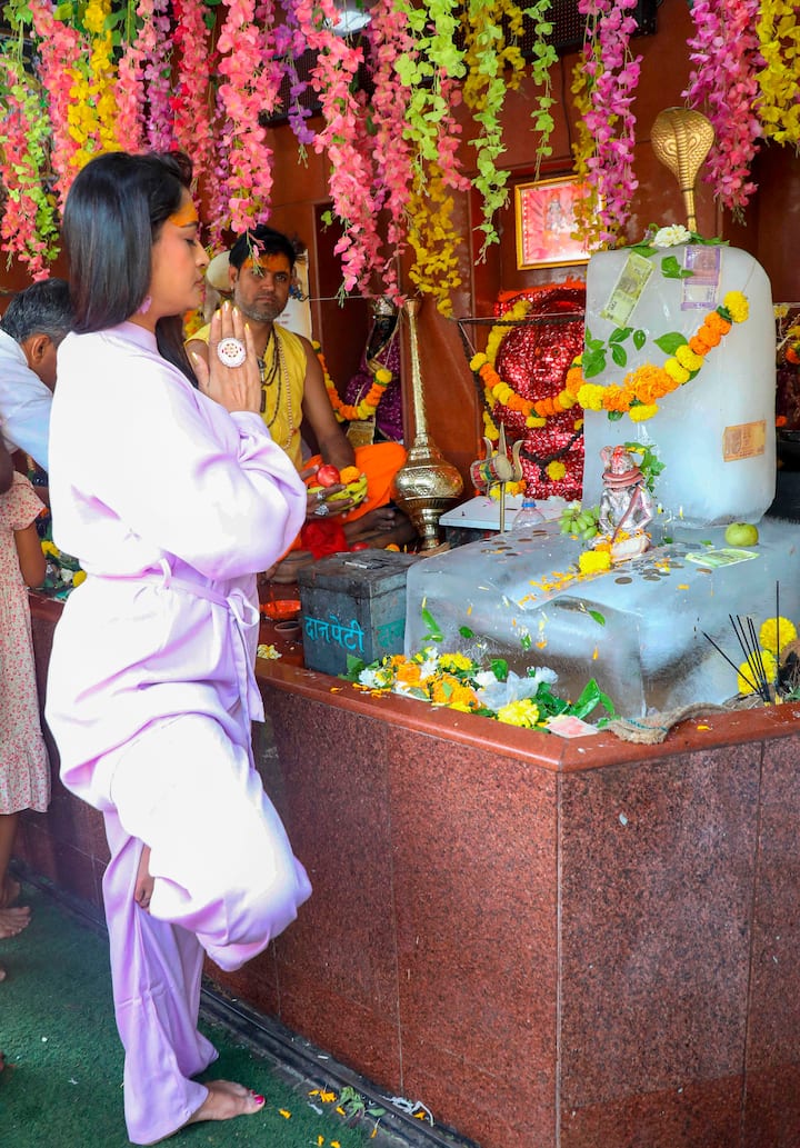 চৈত্রের প্রচণ্ড গরমে সারাদিন নির্জলা উপবাস রাখেন অনেকে। সন্ধের পর নীলের ঘরে বাতি জ্বালিয়ে করতে হয় ব্রত সমাপন। কঠিন এই ব্রত করেন বাংলার বহু মায়েরা। এটাই বাংলা বছরের শেষ ষষ্ঠী।