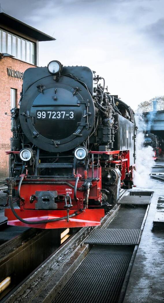 ट्रेन से हर साल कितने लोग यात्रा करते हैं?