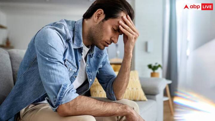 फिजिकल एक्टिवी:आप खुद को जितना एक जगह बंद कर लेंगे उतना ही आप धीरे-धीरे अवसाद का शिकार हो जाएंगे. फिजिकल एक्टिवी कम होने से मूड स्वींग का खतरा कम होता है. साथ ही रोजाना एक्सरसाइज जरूर करना चाहिए. इससे तनाव कम होता है और मेंटल हेल्थ में सुधार होता है.