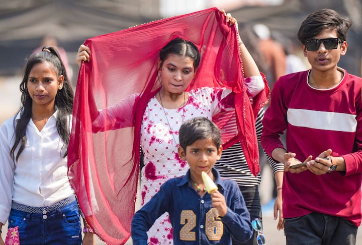 বুধবার আবহাওয়ার পরিবর্তন হতে পারে । বৃহস্পতি এবং শুক্রবার বজ্রবিদ্যুৎ সহ বৃষ্টি হতে পারে দক্ষিণবঙ্গের সব জেলাতে। আপাতত স্বস্তির খবর এটাই