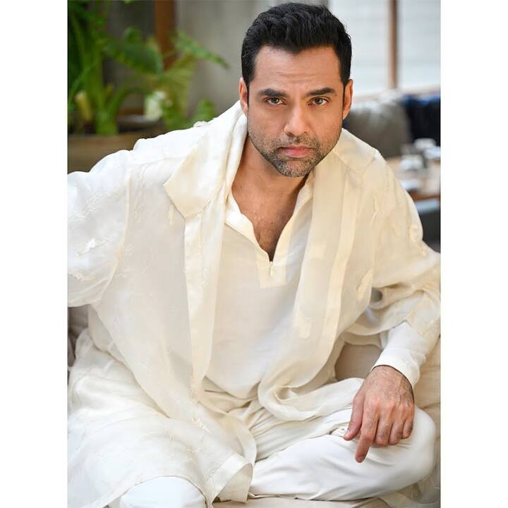 बात कर रहे हैं सनी और बॉबी के कजिन ब्रदर अभय देओल की. अभय देओल भले ही अपनी एक्टिंग के जरिए लाखों लोगों की पसंद हों लेकिन उनकी फिल्में उन्हें वो सफलता नहीं दिला सकी, जिसकी उन्हें उम्मीद थी.