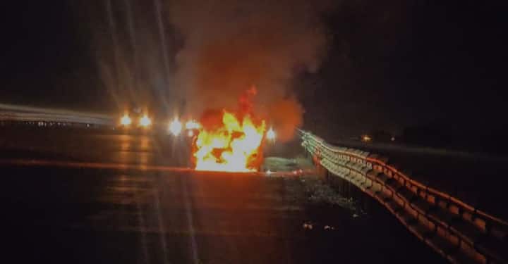 चारही बाजूंनी गाडी जळून खाक झाली आहे. यामध्ये मोठं नुकसान झालं आहे.