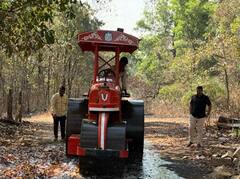 सिंधुदुर्ग जिल्ह्यात करोडो रुपयांच्या दारुवर चालवला रोलर, 2 कोटी 69 लाखांचा दारुसाठा नष्ठ