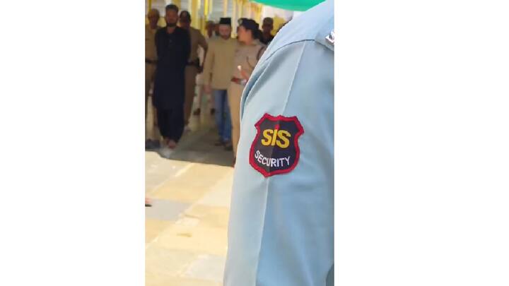 छत्रपती संभाजी महाराजांचे बलिदान, त्यांच्यावर औरंगजेबाकडून झालेल्या अत्याचाराच्या इतिहासाची आठवण घेत काही हिंदुत्त्वावादी संघटना आक्रमक झाल्या आहेत. तसेच, या संघटनानी औरंगजेबाची कबर हटवण्याची मागणी केली आहे.