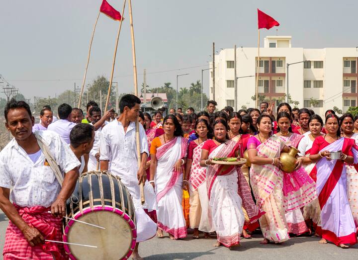 'নীলের ঘরে দিয়ে বাতি, জল খাওগো পুত্রবতী।' এই কথা নীল ষষ্ঠীর সঙ্গে প্রচলিত। তবে এখানে পুত্রর মঙ্গলকামনাতেই ব্রত পালন করা হয়, এমনটা নয় একেবারেই। সন্তানের মঙ্গল কামনায় করতে হয় ব্রত পালন।