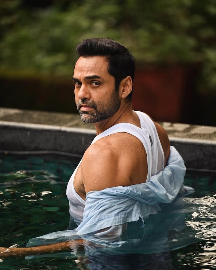 अभय देओल 49 साल के हो चुके हैं और नेटवर्थ के मामले में देओल फैमिली में सबसे आगे हैं. अभय देओल की टोटल नेटवर्थ की बात करें तो रिपोर्ट्स के अनुसार ये करीब चार सौ करोड़ रुपये से ज्यादा आंकी गई है.