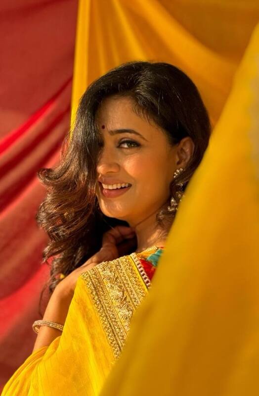 યલો સાડીમાં શ્વેતા તિવારીએ બતાવી બિન્દાસ અદાઓ