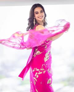 Meenakshi Chaudhary: పింక్ శారీలో బ్యూటిఫుల్ లేడీ మీనాక్షి చౌదరి ఫోటోలు