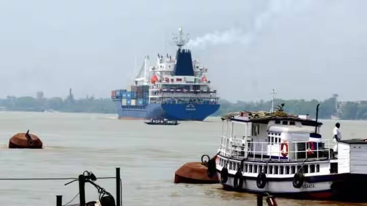 જો તમે વ્યવસાય તરીકે હોડી -નવાડી ચલાવો છો. જેમાં તેઓ ફેરી સેવાઓ, માછીમારી બોટ અથવા પ્રવાસન બોટ ચલાવે છે. તેથી તમે લાઇસન્સ વિના તેને ચલાવી શકતા નથી. એન્જિન ધરાવતી દરેક પ્રકારની બોટ માટે લાઇસન્સ જરૂરી છે.