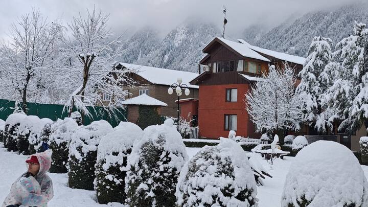 Kashmir Weather: जम्मू-कश्मीर में मौसम का मिजाज बदला हुआ है. यहां शनिवार (15 मार्च) को कई इलाकों में बर्फबारी और बारिश हुई.