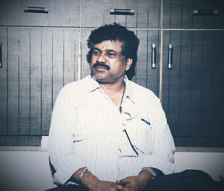 सुनावणी सुरु झाल्यानंतर वाल्मिक कराड हात जोडून उभा होता.