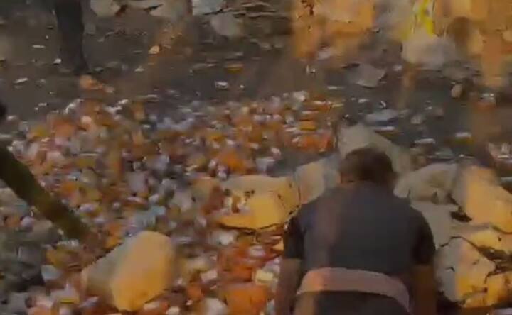 सन 2018 ते 2024 दरम्यान राज्य उत्पादन शुल्क विभागाच्या कुडाळ पथकाने तब्बल 2 कोटी 69 लाख 22 हजार 792 रुपये किमतीची गोवा बनावटीचा जप्त केलेल्या अवैध दारुसाठ्यावर रोलर चालवला.