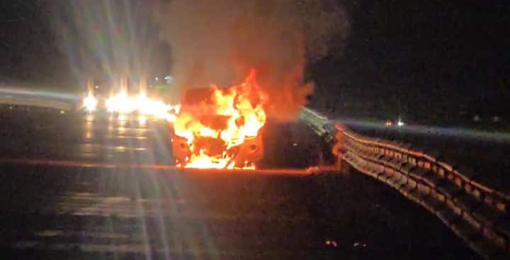 गाडीत बसलेल्या प्रवाशांनी तत्परता दाखवल्यानं कोणताही धोका झाला नाही.