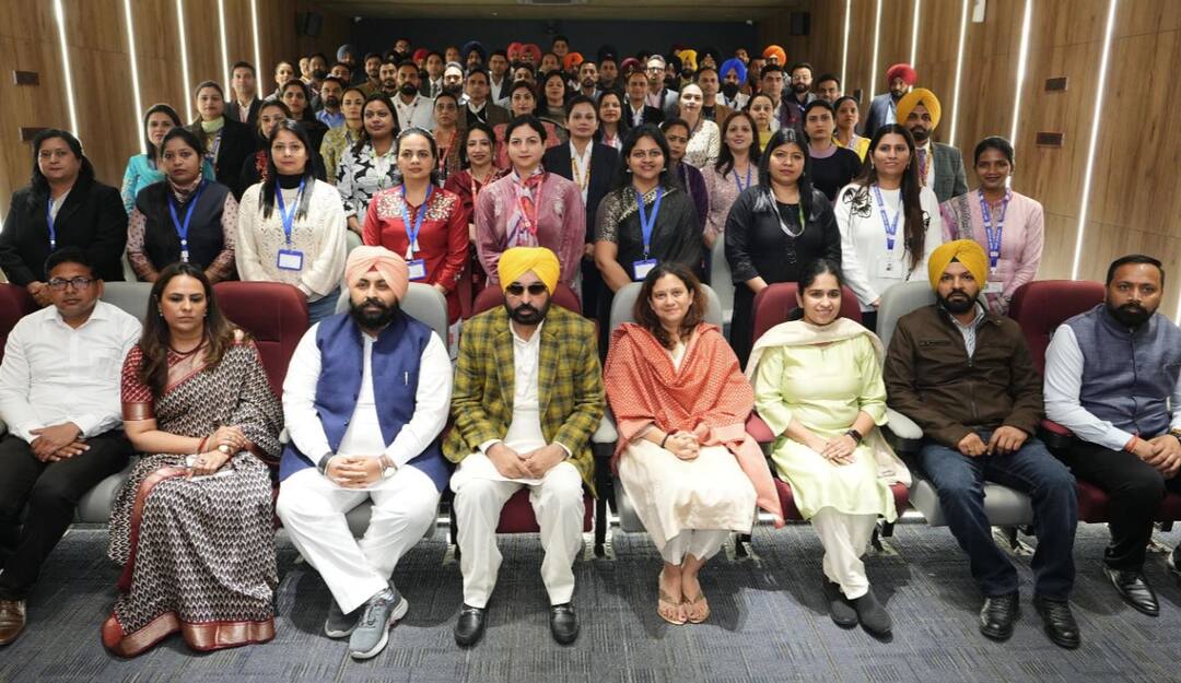 Second batch of teachers leaves for Finland for a bright future for students Punjab News: ਵਿਦਿਆਰਥੀਆਂ ਦੇ ਸੁਨਿਹਰੀ ਭਵਿੱਖ ਲਈ ਅਧਿਆਪਕਾਂ ਦਾ ਦੂਜਾ ਬੈਚ ਫਿਨਲੈਂਡ ਲਈ ਰਵਾਨਾ, CM ਮਾਨ ਨੇ ਦਿਖਾਈ ਹਰੀ ਝੰਡੀ, ਦੇਖੋ ਵੀਡੀਓ