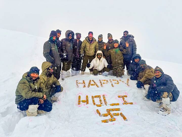 बीएसएफ ने बर्फबारी के बीच होली खेलते जवानों की तस्वीर शेयर की है.