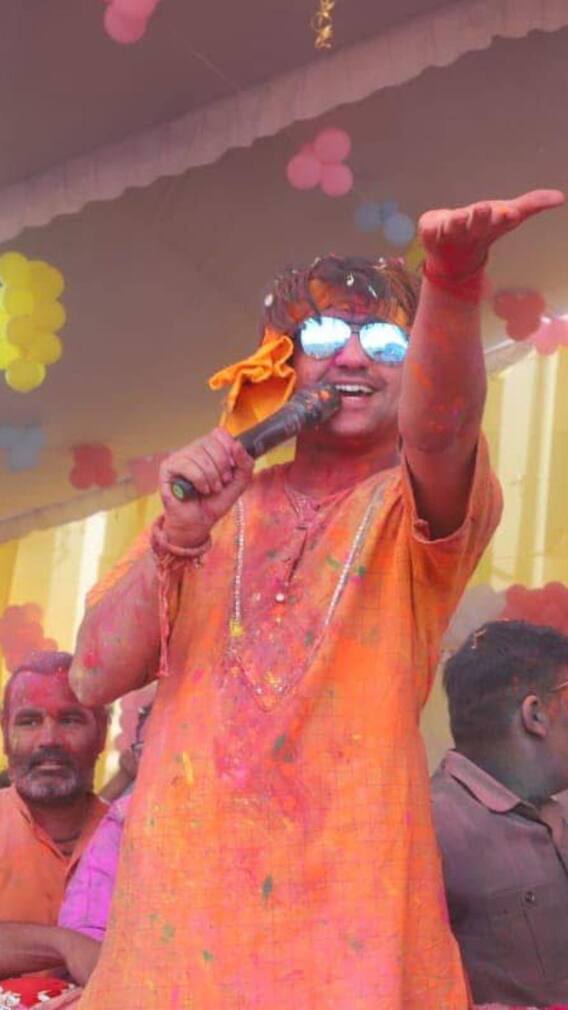 बागेश्वर धाम में धीरेंद्र शास्त्री ने मनाई धूमधाम से होली