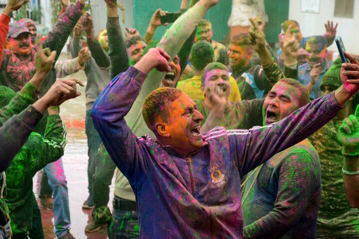 मौसम विभाग के अनुसार, अधिकांश स्थानों पर शनिवार को रुक-रुककर हल्की से मध्यम बारिश होगी जबकि ऊंचाई वाले इलाकों में बर्फबारी जारी रह सकती है.