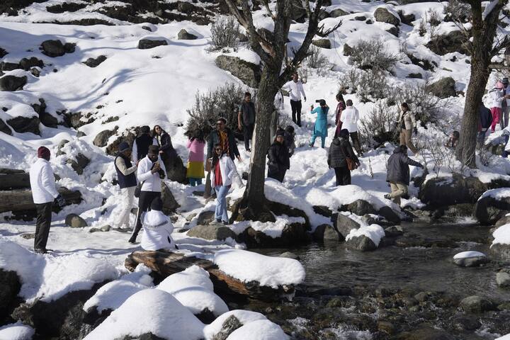 ताजा बर्फबारी और बारिश से सड़क संपर्क प्रभावित होने की संभावना है. हालांकि घाटी के जल भंडार में भी वृद्धि होगी, जो कृषि के लिए महत्वपूर्ण है. अधिकारियों ने यात्रियों से सतर्क रहने का आग्रह किया है, खासकर उन इलाकों में जहां सड़क पर फिसलन की संभावना है.