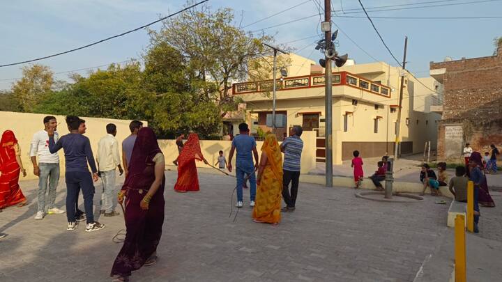 गांव के पूर्व प्रधान शंकर सिंह सोलंकी बताते हैं कि यह परंपरा सदियों पुरानी है. वह जब से पैदा हुए हैं तब से यह देख रहे हैं. इससे पहले उनकी दादी बताती हैं कि जब वह ब्याह कर यहां आई थी उससे पहले से यहां यह परंपरा चली आ रही है. गांव के ही रहने वाले भगवान सिंह भल्ला बताते हैं कि, जब से गांव बसा है तब से यह परंपरा चली आ रही है क्योंकि यह ब्रज का हिस्सा है. इसलिए बरसाने की होली का ही यह दूसरा रूप है, जो यहां पर होली के दिन शाम के समय यहां के महिलाएं और पुरुष खेलते हैं.