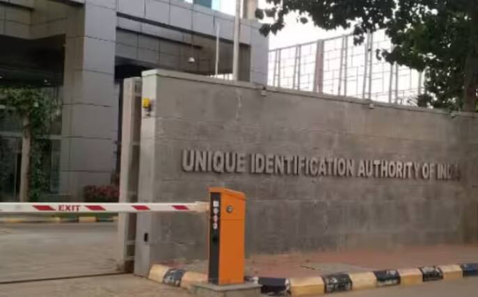 ਆਧਾਰ ਕਾਰਡ UIDAI ਦੁਆਰਾ ਜਾਰੀ ਕੀਤਾ ਜਾਂਦਾ ਹੈ। ਇਹ ਇੱਕ ਮਹੱਤਵਪੂਰਨ ਪਛਾਣ ਦਸਤਾਵੇਜ਼ ਹੈ। ਕਈ ਵਾਰ ਆਧਾਰ ਕਾਰਡ ਵਿੱਚ ਕੁਝ ਗਲਤ ਜਾਣਕਾਰੀ ਦਰਜ ਹੋ ਜਾਂਦੀ ਹੈ। ਜਿਨ੍ਹਾਂ ਨੂੰ ਬਾਅਦ ਵਿੱਚ ਠੀਕ ਕਰਨਾ ਪਵੇਗਾ। ਇਸ ਲਈ ਕਈ ਵਾਰ ਪੁਰਾਣਾ ਮੋਬਾਈਲ ਨੰਬਰ ਅਤੇ ਪੁਰਾਣਾ ਪਤਾ ਬਦਲਣਾ ਪੈਂਦਾ ਹੈ।